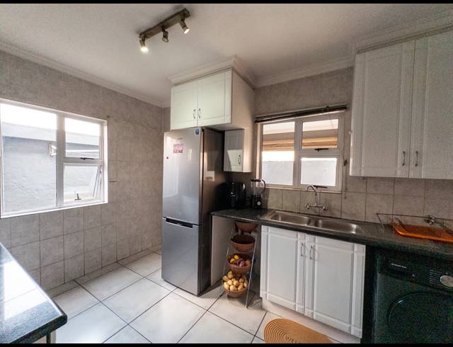 3 BEDROOM TOWNHOUSE FOR SALE IN SONNEVELD